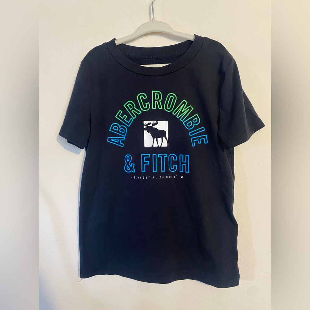 Abercrombie kids size 5/6 T-Shirt black w/ logo moose graphic